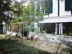 Dans une superbe maison à colombages, ce duplex indépendant sur jardin privé a u Paris, France Une maison dans un jardin Parisien Entire townhouse vacation rental 2835195