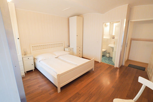 Privatzimmer für zwei Personen im stimmungsvollen 7. Wiener Gemeindebezirk.<br / Vienna, Austria Privatzimmer für zwei Personen Private room in rental unit vacation rental 37587087