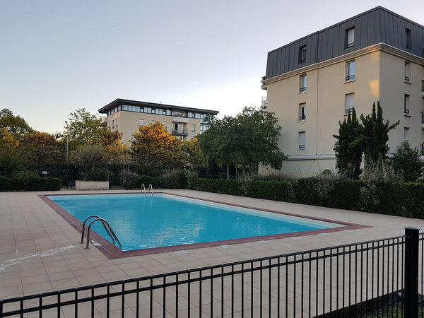 Au cœur d'une résidence calme, appartement composé d'une chambre et d'un grand s Bordeaux, France La Pie qui Chante, Home's Entire condo vacation rental 32630844