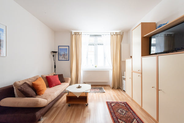 Die Wohnung liegt im Erdgeschoss. Im Schlafzimmer befinden sich ein Doppelbett(K Vienna, Austria Paulus Apartament Private room in rental unit vacation rental 35292654