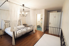 Familiäres Privatzimmer im stimmungsvollen 7. Wiener Gemeindebezirk für drei Per Vienna, Austria Privatzimmer für 3 Personen Private room in rental unit vacation rental 37698458