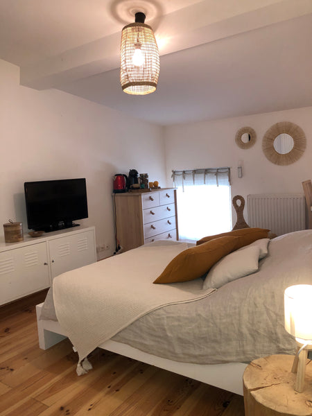 Située dans une impasse calme bordée d’échoppes, la chambre est à 8 minutes à pi  Chambre conviviale proche de la Gare Saint Jean Private room in home vacation rental 20230629