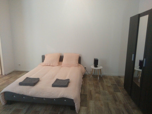 Situé à Bègles, T1 de 33² proche du tramway ligne C (650m) est situé dans une zo Talence, France #3 apt avec parking, tramway et accès autonome Entire rental unit vacation rental 584376376849012224