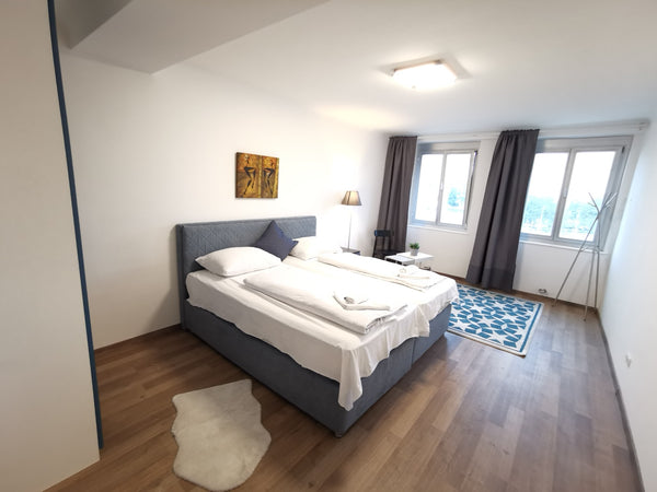 Wir vermieten ein versperrbares Privatzimmer in einer 80m² großen Wohnung. Es gi Vienna, Austria Privatzimmer für max. 2 Personen, U-Bahn, Toplage. Private room in condo vacation rental 45527934