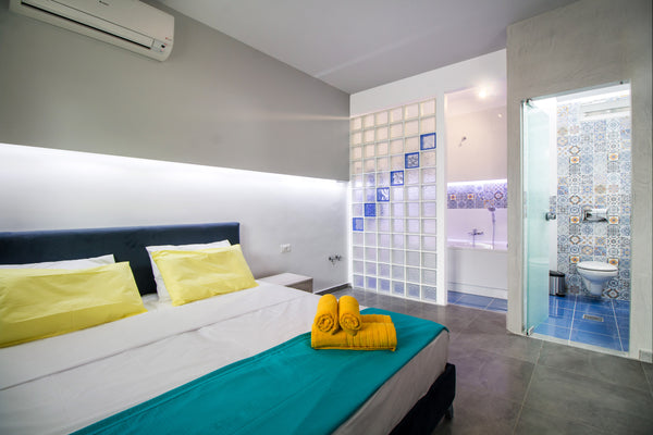 Brand New Modern Decor Apartment fully equipped with full kitchen including over  Deluxe Apartment just 80 Metres from Beach Entire rental unit vacation rental 19023937