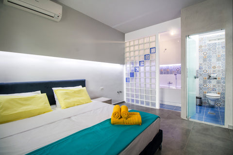 Brand New Modern Decor Apartment fully equipped with full kitchen including over  Deluxe Apartment just 80 Metres from Beach Entire rental unit vacation rental 19023937