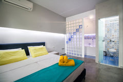 Brand New Modern Decor Apartment fully equipped with full kitchen including over  Deluxe Apartment just 80 Metres from Beach Entire rental unit vacation rental 19023937