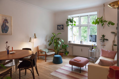 (For 2 persons, but its possible to sleep on coach, if you are 3 or kids)<br />< Copenhagen, Denmark Charming home in downtown area w. free parking Entire rental unit vacation rental 27994891