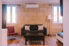 Appartement T2 très spacieux et Climatisé, entièrement refait à neuf, au 2ème et Talence, France Grand appartement Climatisé au centre de Bordeaux! Entire rental unit vacation rental 54227708