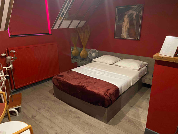Restez au cœur de l'action dans ce logement unique. Toute nouvelle baignoire spa Brussels, Belgium Chambre « 50nuances »baignoire spa YouTube netflix Private room in bed and breakfast vacation rental 52731965