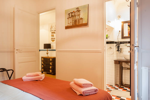 Beautiful building of the 18th century sunny, a duplex apartment on the ground f Paris, France CHAMPS-ELYSÉES THE CAMPAIGN IN PARIS 2 SHOWERS 4/5 Entire rental unit vacation rental 21237000