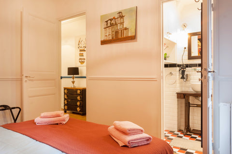 Beautiful building of the 18th century sunny, a duplex apartment on the ground f Paris, France CHAMPS-ELYSÉES THE CAMPAIGN IN PARIS 2 SHOWERS 4/5 Entire rental unit vacation rental 21237000