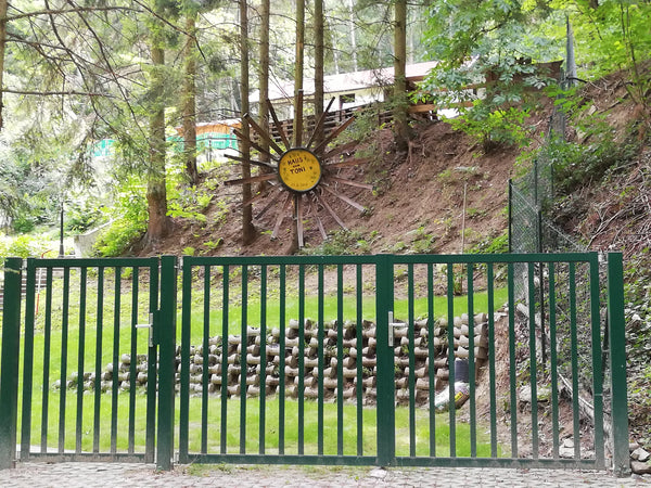 Unterkunft im Wald, Nähe von Wien, total ruhig! Waldstraße vom Parkplatz bis zur Bisamberg, Austria Abenteuer im Wald / Adventure in the Woods Entire cabin vacation rental 31953107