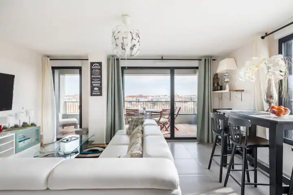 New and air-conditioned apartment, in a secure residence facing the Blandan park Lyon, France Apt with superb view over Lyon - Blandan park Entire rental unit vacation rental 30242401