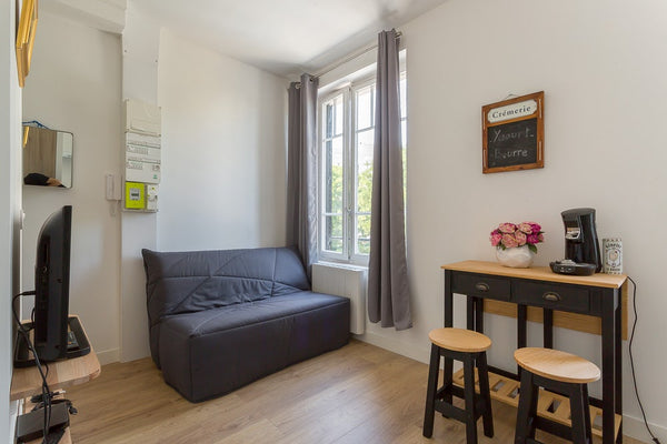 Charmant studio, situé au 1 er étage d'un petit immeuble sécurisé situé rue Geor Lyon, France Le George Gouy-Joli studio- Debourg Gerland Entire rental unit vacation rental 634543394519840343