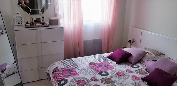 Chambre avec un grand lit double et un joli balcon, équipée d'une télé 32° et un  Chambre au centre de Lyon avec parking gratuit Private room in rental unit vacation rental 29589323