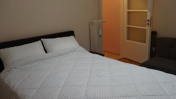 Cozzy apartment,10 min by bus to center. My place is close to restaurants and di GR Quiet & cozy,2.5km to Acropolis or Syntagma square Entire rental unit vacation rental 16420622