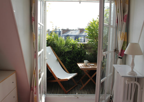 Cette charmante et typique studette parisienne idéale pour une personne voyagean Paris, France Chambre avec balcon sous les toits Private room in rental unit vacation rental 2898897