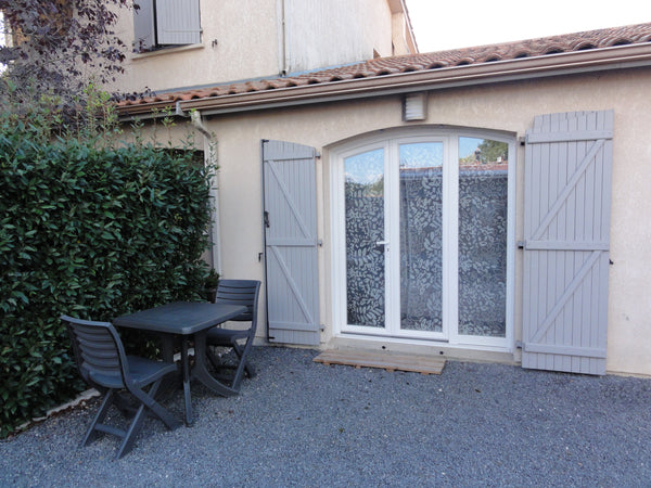 Studio avec chambre, petite cuisine et salle de bain (wc séparés) indépendantes  Blanquefort, France Studio dans maison individuelle-accés indépendant Entire rental unit vacation rental 30221917