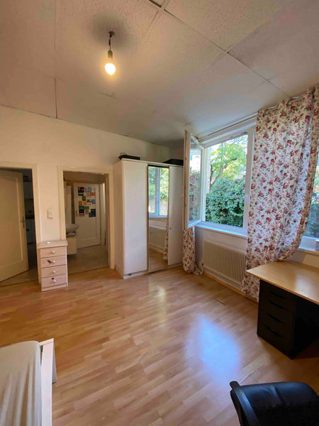 Good things: <br /><br />- Location. Near to the city center and 2 metro station London, United Kingdom Little apartment ,32m2 ( 15 min to City center) Entire condo vacation rental 30760380