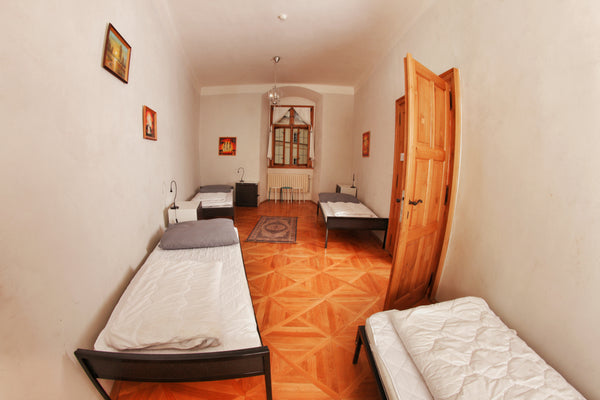 Pokoj ma 4 samostatné postele, sdílenú koupelnu a kuchyň. Prague, Czechia 4 lůžkový privátní pokoj Shared room in hostel vacation rental 43781691
