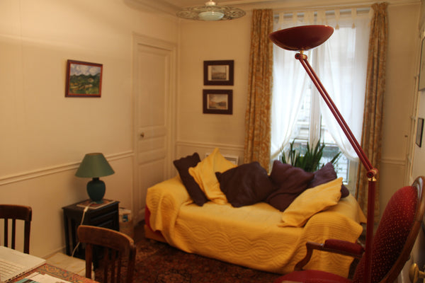 Dans un quartier animé et vivant, tout près de la butte Montmartre, appartement  Saint-Julien-Chapteuil, France Typique , non loin de la butte Montmartre Entire rental unit vacation rental 16389370