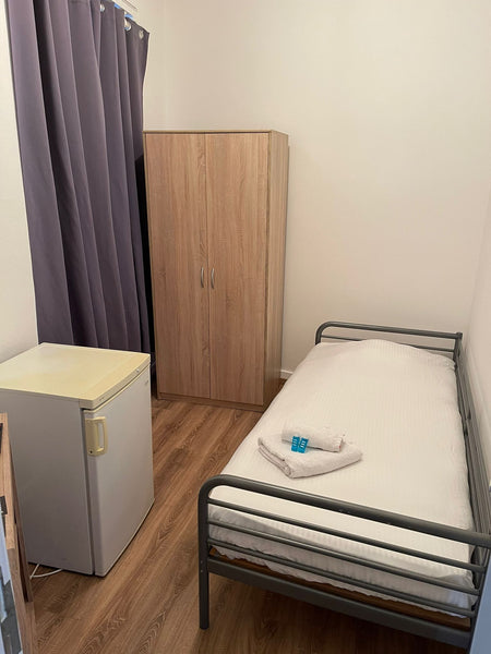 Estou disponibilizando um quarto em meu apartamento , o quarto é simples e peque  Quarto Individual Simples e Pequeno em St Gilles Private room in rental unit vacation rental 653994533293386725