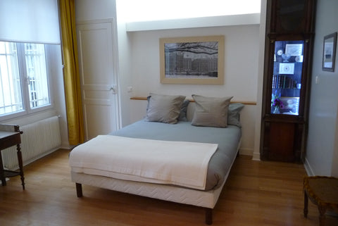 Beaucoup d'espace dans la chambre de ce studio meublé avec soin de meubles ancie Paris, France Grand studio calme, Montorgueil Entire rental unit vacation rental 10199748