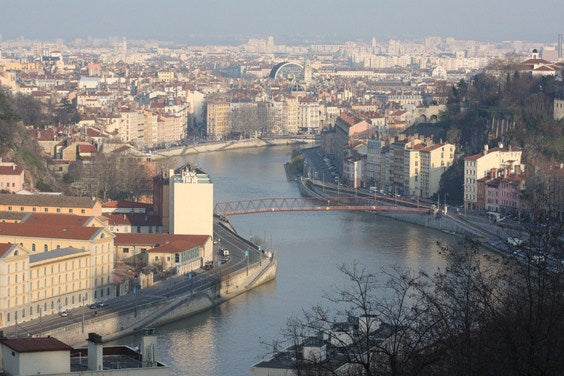 Dans un quartier calme, mon logement est proche  d'un arrêt de bus qui vous cond Lyon, France Belle vue sur Lyon Entire rental unit vacation rental 13278848