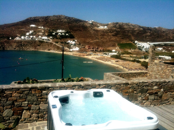 HOUSE WITH 3 BEDROOMS ( UP TO 6 GUESTS):<br /><br />Sea Side Houses are located  Greece 3 BEDROOM HOUSE WITH SEA VIEW 6-PAX Cycladic home vacation rental 3788058