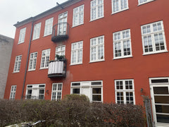Boligen er beliggende i lukket gårdmiljø i 3. husrække til Vesterbrogade, som er Copenhagen, Denmark Velkommen i den gamle “Københavns Konvolutfabrik” Entire condo vacation rental 52927342