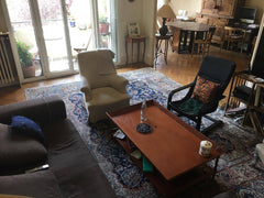Chambre a loué dans un grand appartement en collocation qui comporte un grand sé  Le lumineux détendu Private room in rental unit vacation rental 19675405