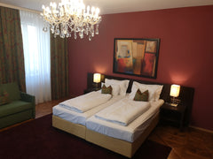 Das Haus an der Ecke Alserstraße/Kochgasse ist ein Alt-Wiener Bürgerhaus in zent  Josefstadt Entire serviced apartment vacation rental 44690984