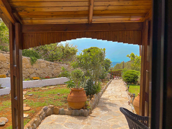 A seaside apartment in Mavros Kolimpos, with large garden and free parking. Exce Rethimnon, Greece Domus of Sol - Mavros Kolimpos Entire home vacation rental 50047598