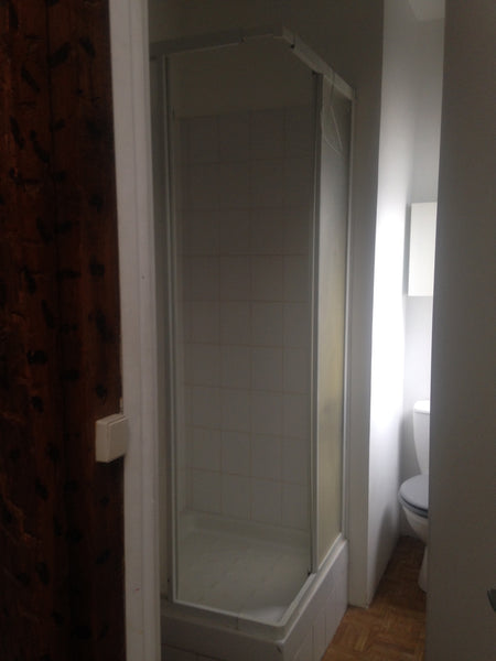 Petit studio de 17m2, metro solferino, equipé, micro onde, frigo, plaque de cuis Nantes, France Petit studio dans le 7eme Entire rental unit vacation rental 15396225
