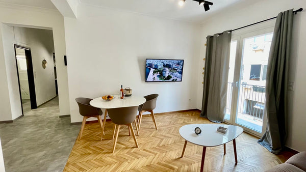 Fabulous  Renovated apt. close to Metro and cultural sites!<br /><br /><b>Licens GR Fabulous  Renovated apt. close to Metro and cultural sites! Entire rental unit vacation rental 51220671