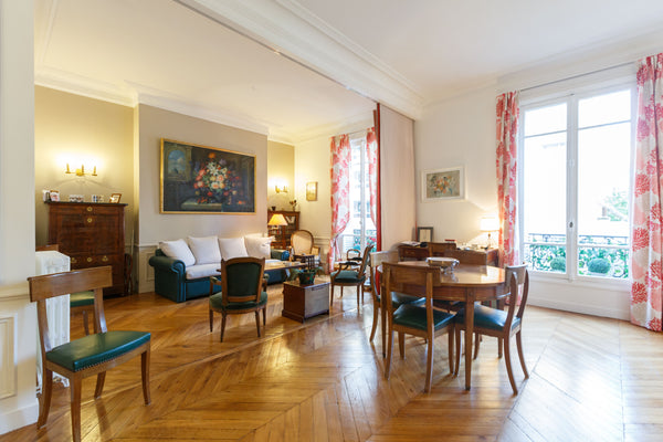 Un canapé-lit tout neuf, matelas 1,60 m de large extrêmement  confortable dans u Paris, France Proche Arc de Triomphe Grand studio de 50 m² clair Entire rental unit vacation rental 4028720
