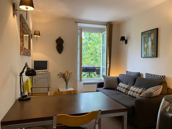 In central Paris, a recently refurbished third floor cosy one bedroom apartment  Paris, France Modern & cosy well placed apartment Entire rental unit vacation rental 1358054