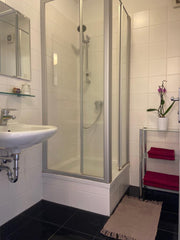 Lehne dich zurück und entspanne dich – in dieser ruhigen, stilvollen Unterkunft.  Separates Zimmer mit eigener Dusche und WC Private room in condo vacation rental 703617878222770605