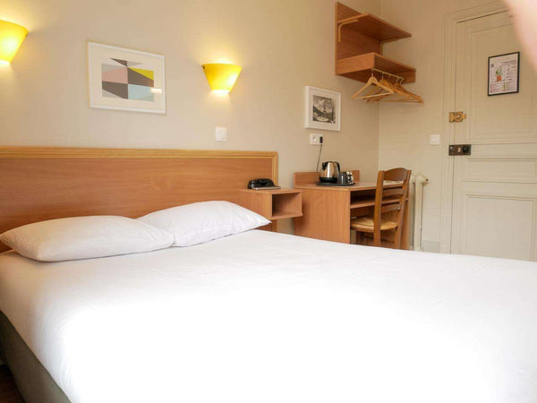 Chambre double éco avec salle de bains partagée<br />Double room with shared bat Paris, France MONTMARTRE-Double room shared bathroom Room in hotel vacation rental 23832874