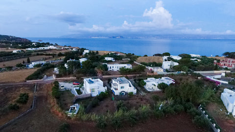 Η διακόσμηση του δωματίου είναι βασισμένη στη φύση. Χρησιμοποιησαμε  βότσαλα και Paros, Greece 4 Herbs quiet studios close to the beach Cycladic home vacation rental 19469611