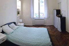 Au coeur de Paris ma soeur et moi même vous proposons l'une de nos chambres en f Paris, France Chambre privée au cœur de Paris Private room in rental unit vacation rental 21832750