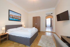 Entspanne dich mit der ganzen Familie in dieser friedlichen Unterkunft. Vienna, Austria Schönbrunn Apt Top 7 Entire rental unit vacation rental 572904470447996165