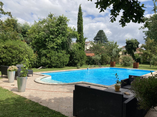 Cette très belle maison entre ville et campagne vous permet de passer un séjour   Magnifique villa avec piscine privée Entire villa vacation rental 638764976444993892