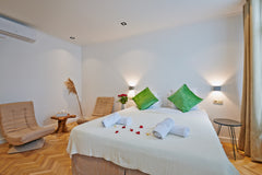 Cette suite lumineuse vous mettra directement à l'aise. Ambiance chaleureuse, el Brussels, Belgium SUPERIOR suite, PL. SAINTE CATHERINE Brussels Room in hotel vacation rental 50628284