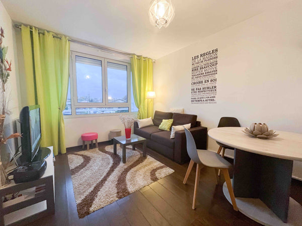 Cet appartement pouvant accueillir 4 personnes, est situé à côté du bois du Burc Saint-Sulpice-et-Cameyrac, France Joli Appartement rénové sur Mérignac Entire rental unit vacation rental 53177208