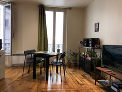 Le studio est situé sur l'avenue de Clichy et donne sur une cour au calme. Il di Paris, France Studio calme donnant sur cour Entire rental unit vacation rental 15105481