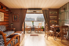 La péniche propose 4 duplex de charme. Chacun dispose en bas d'une chambre clima Bordeaux, France Appart sur péniche à Bordeaux avec parking Entire rental unit vacation rental 34195309