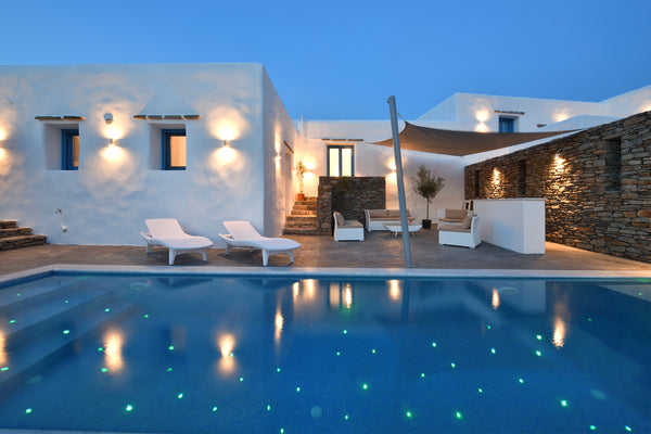 cette maison à été conçue pour des vacances de rêves, nichée dans une colline av  Cycladic Art Entire home vacation rental 21000800