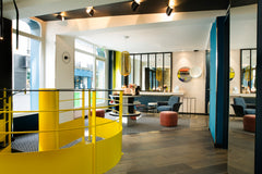 Affichant une décoration moderne, chic, cette chambre de 11m² climatisée compren Fontaine-la-Rivière, France Hôtel Duette Paris 17e Room in boutique hotel vacation rental 14291853